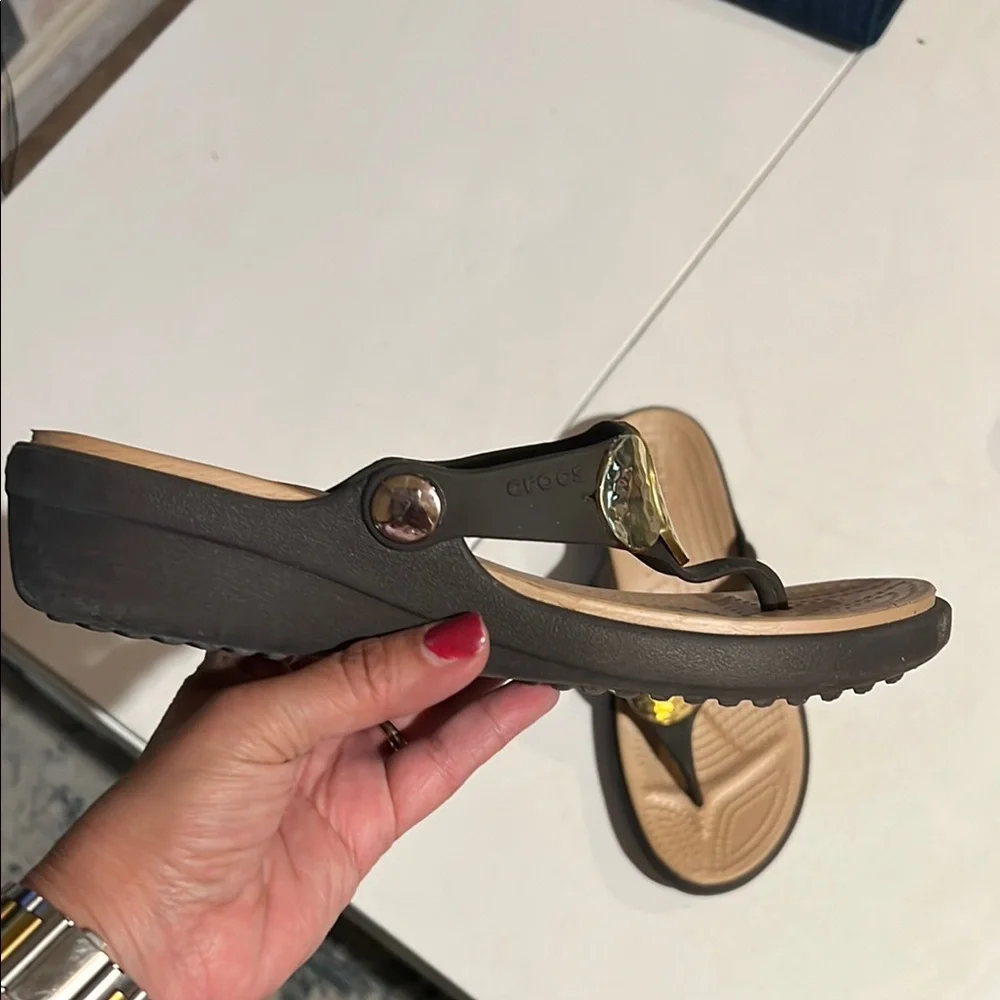 Crocs Women's Brown and Gold Sandals size 6 vacation, summer, beach - Picture 3 of 11